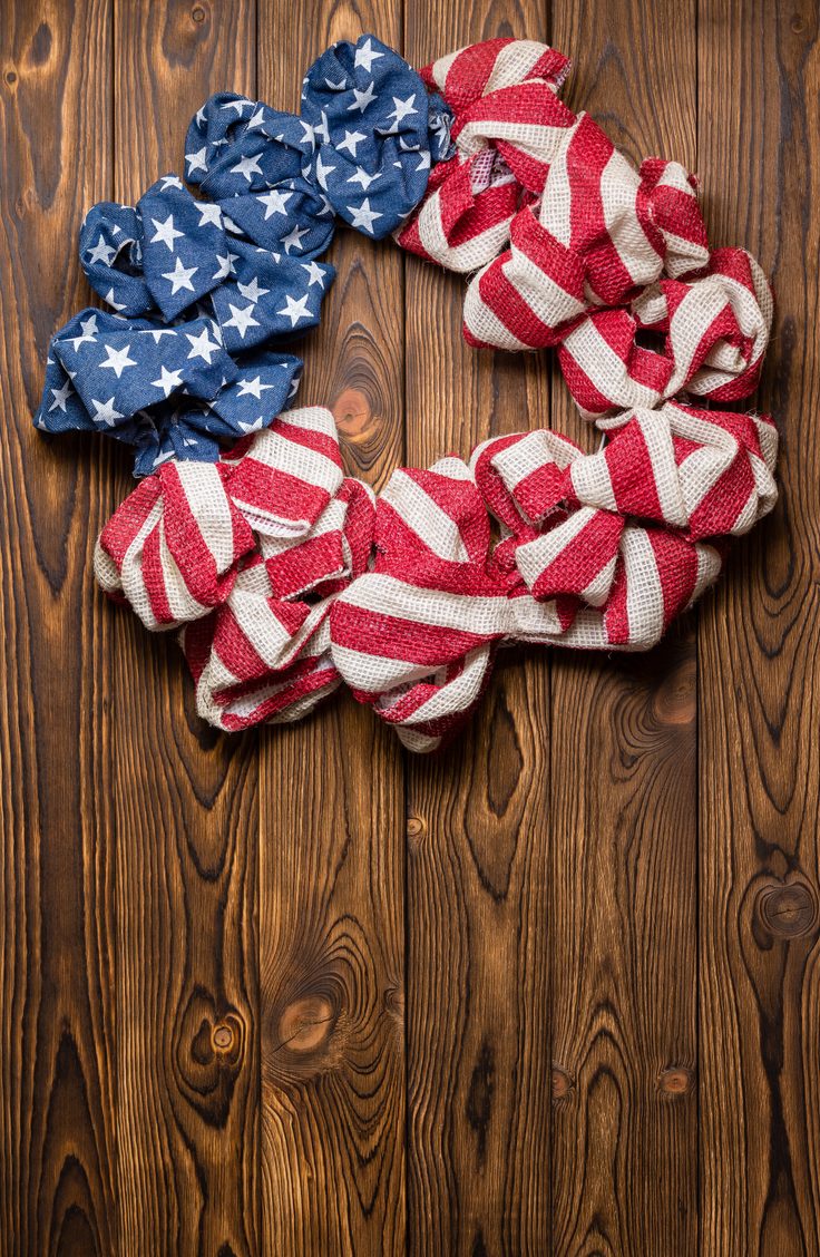 This burlap wreath is perfect for the 4th of July! Here are some darling ideas for 4th of July DIY door wreaths. You will love them!