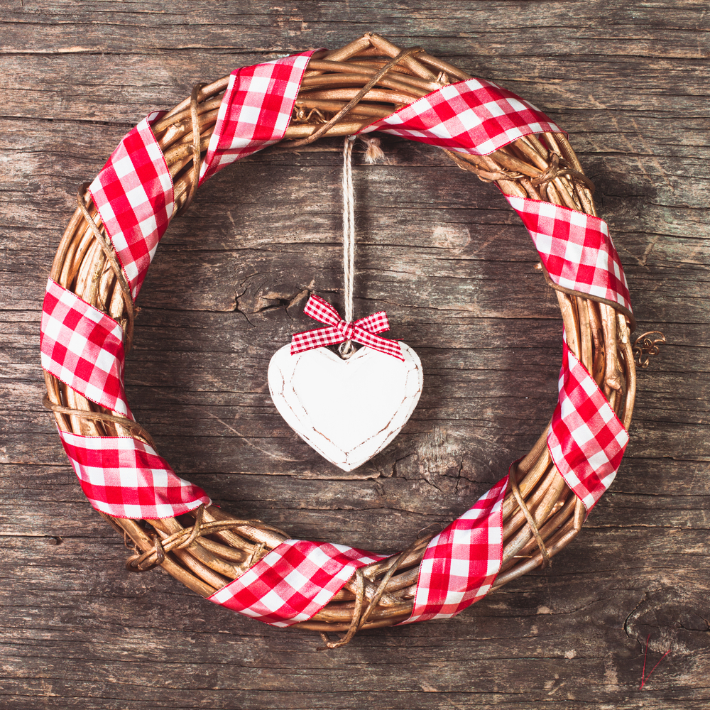 It's not difficult to get wrapped up in this gingham ribbon wreath for Independence Day. Here are some darling ideas for 4th of July DIY door wreaths. You will love them!