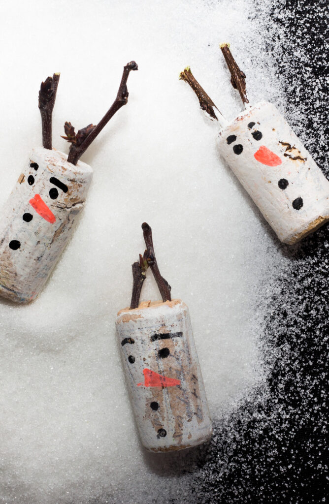 Aren't these snowman ornaments so cute? Best part is, they're easy to make! From wreaths to ornaments to magnets, wine corks make great material for Christmas Crafts! Check out this list list of wine cork Christmas crafts!