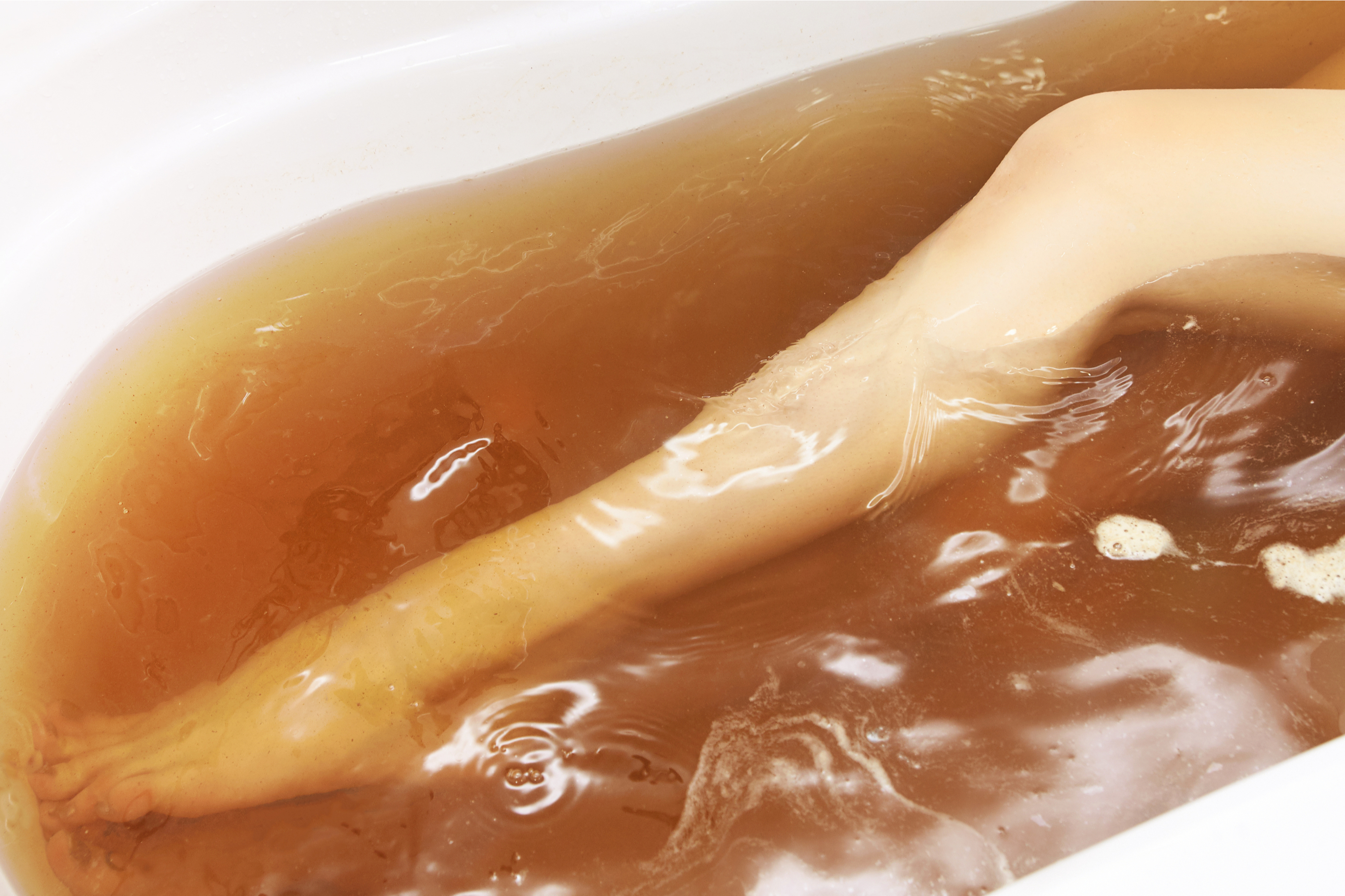 I've always loved baths! There's something so relaxing about sitting in a warm tub with a book and a glass of wine at the end of a busy day. There's really no better way to relax! Recently, I've been really into detox baths. Here are my favorite homemade detox recipes for the bath.