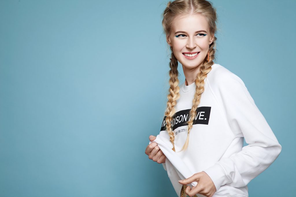 There's something so fabulous about the grunge era! Not only am I obsessed with everything '90s fashion, but I love the hairstyles from that decade too. Here are some of my favorite 90s braided hairstyles. French braids will never go out of style.
